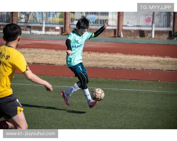 爱哭的小学足球队员在比赛中成长为勇敢队长的感人故事